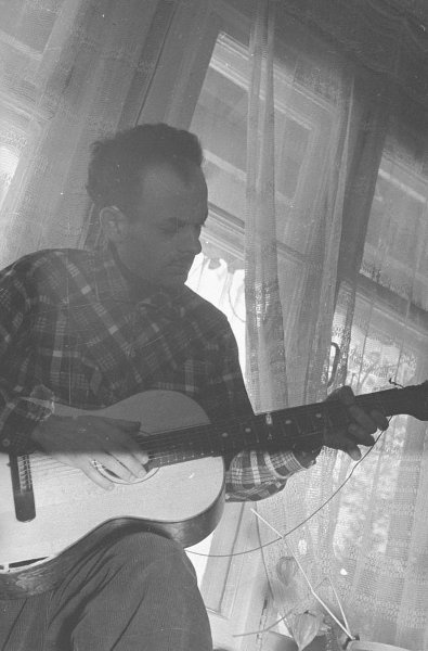 Советский бард Булат Окуджава с гитарой, 1962 год, Московская обл., пос. Переделкино