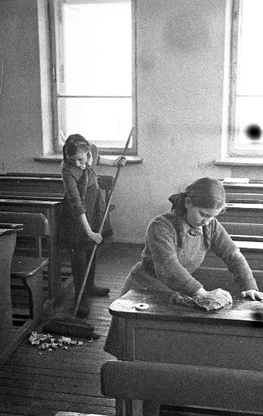 Уборка класса в школе № 113, 1949 год, г. Москва