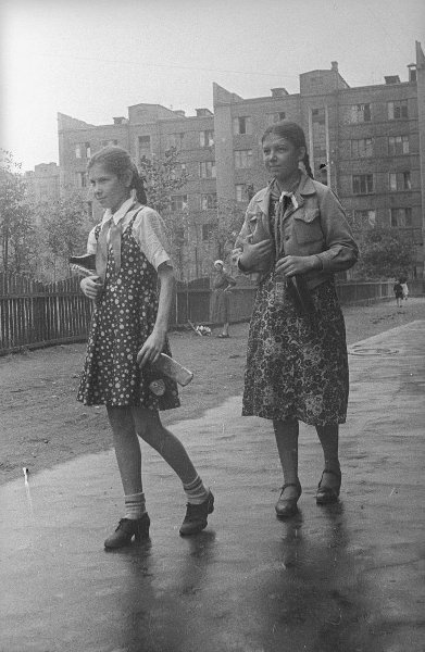 Девочки с бутылками в руках, 1941 год, г. Москва