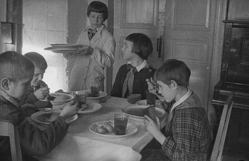 В детском доме «Молодой рабочий». Обед, 1942 - 1943, Московская обл., г. Пушкино