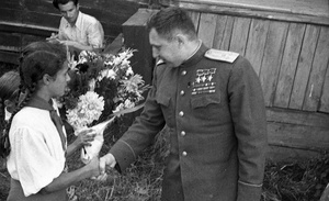 Летчик Александр Покрышкин в гостях у пионеров, 1946 год