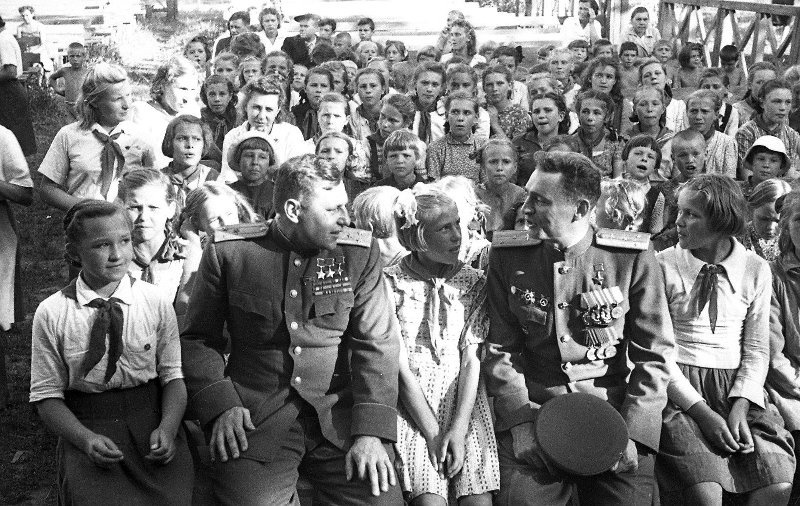 Летчики Александр Покрышкин и Георгий Голубев в гостях у пионеров, 1946 год