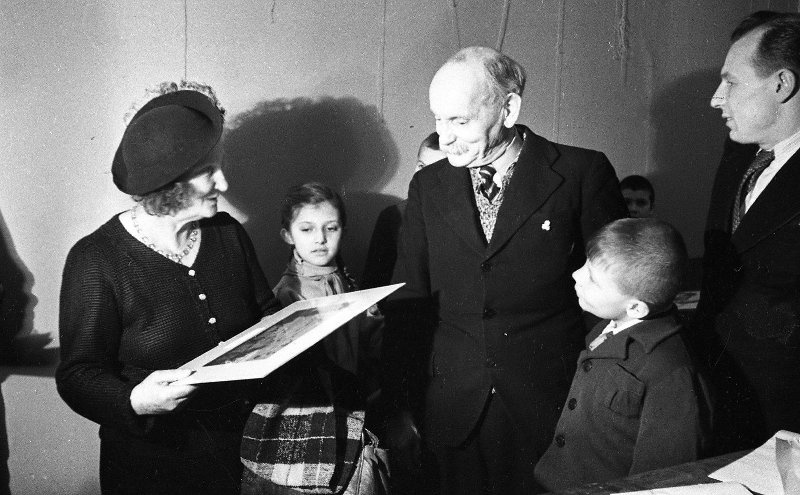 Внук Карла Маркса Эдгар Лонге в гостях у пионеров, 1948 год, г. Москва. Слева жена Эдгара Лонге.