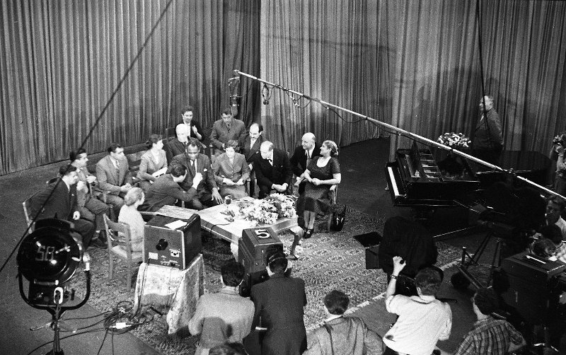 Американский певец и правозащитник Поль Робсон с супругой Эсландой, певец Иван Семенович Козловский и другие в телевизионной студии, 1958 год, г. Москва