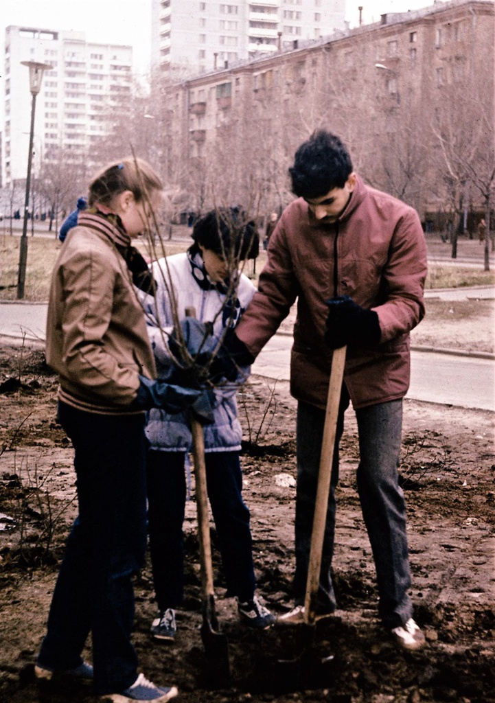 Студенты биофака МГУ на субботнике около общежития ДАС, 1 сентября 1984 - 30 октября 1984, г. Москва