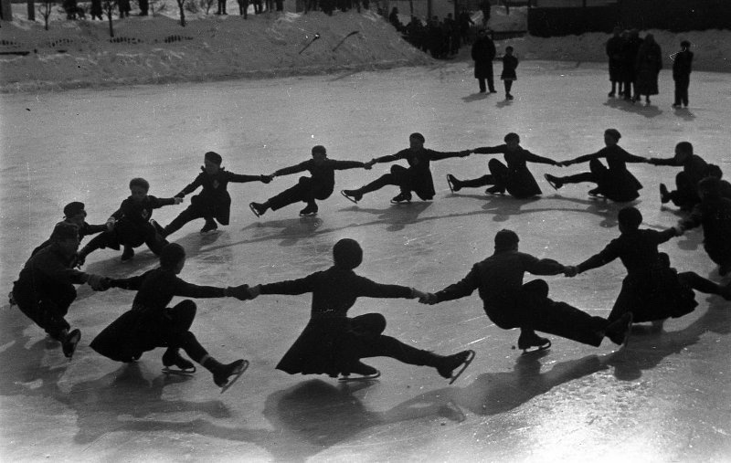 Фигуристы на катке, 1950 год, г. Москва. Выставки «На коньках»,&nbsp;«Зимние забавы. Лучшие фотографии», «Чудеса на льду. Искусство и спорт» с этой фотографией.