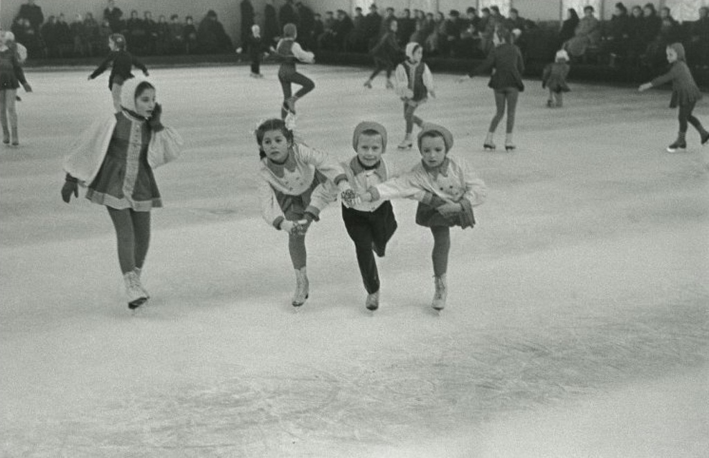 Юные фигуристы на катке, 1950-е, г. Москва