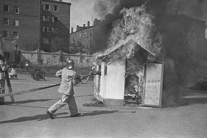 Детский парк «Красная Пресня». Юные пожарные учатся тушить пожар, 1942 год, г. Москва
