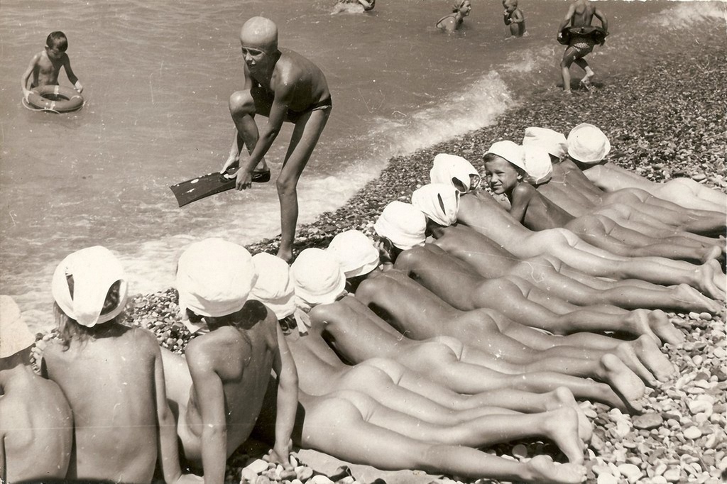 Пионерский отряд организованно загорает на городском пляже, 21 июня 1950, Крымская АССР