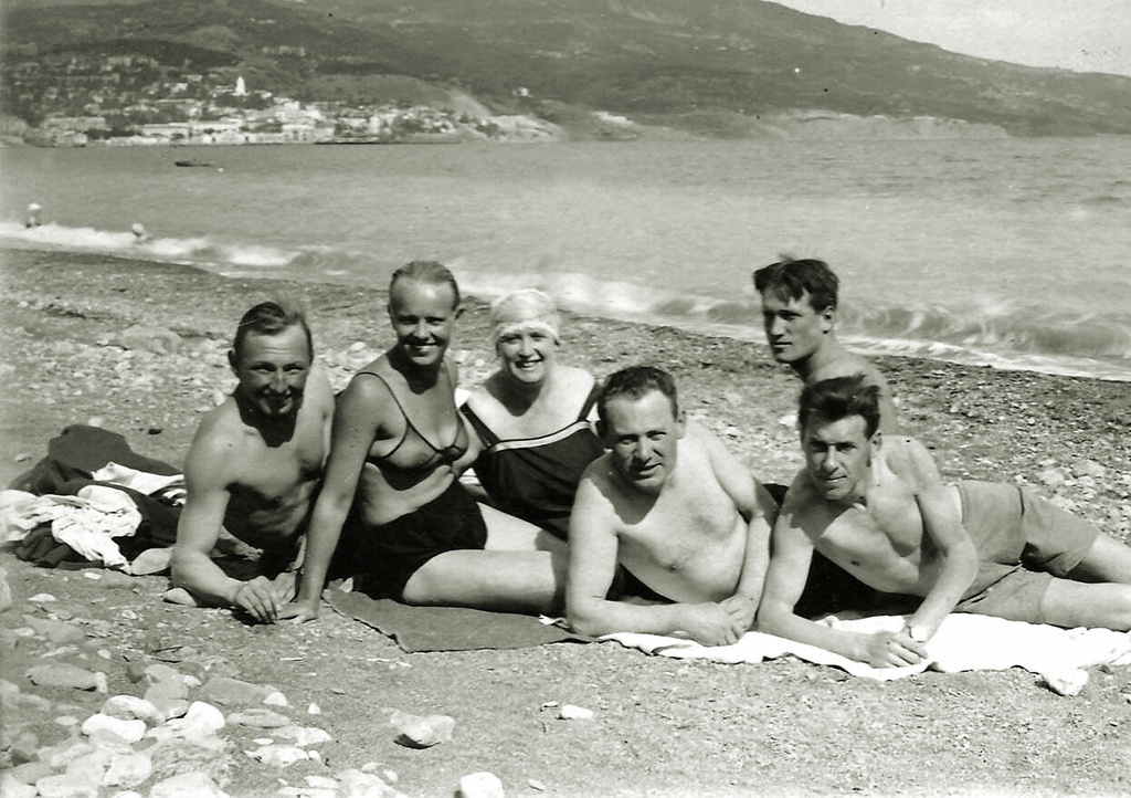 Семья рабочих Труневых в отпуске на крымском побережье, 12 июля 1933, Крымская АССР. Прозрачный купальник в раннем СССР был обыденной частью гардероба советских купальщиц.