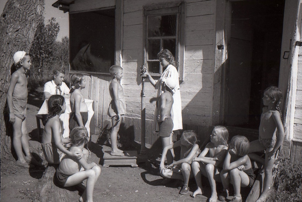 Медосмотр в пионерском лагере, 4 июля 1950