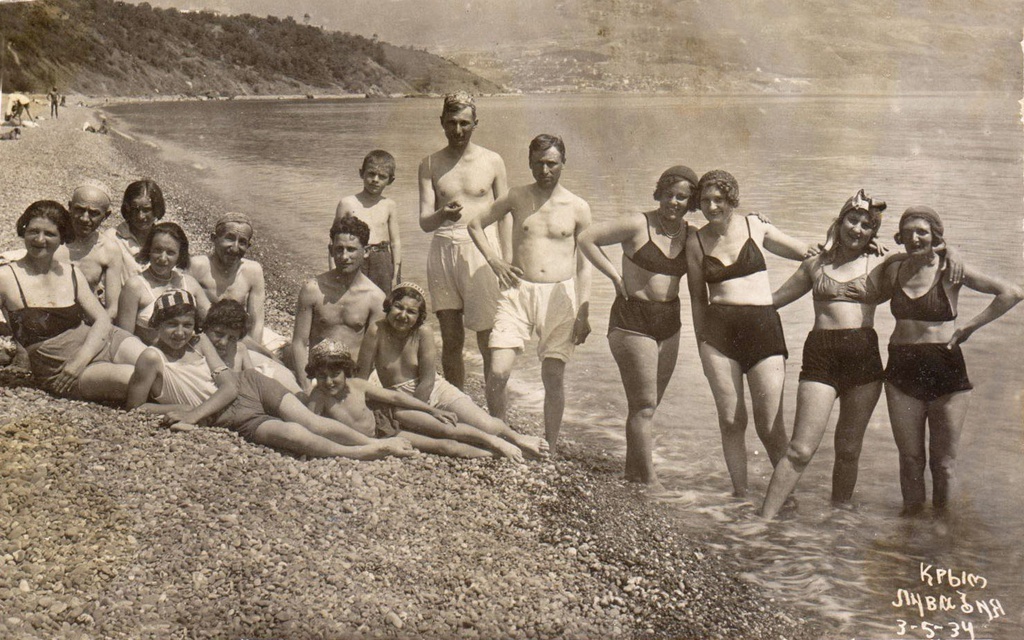 Ткачихи с семьями в лучах майского солнца на ливадийском пляже, 3 мая 1934, Крымская АССР, пгт. Ливадия