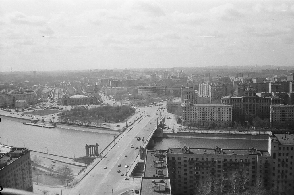 Вид в сторону площади Киевского вокзала с крыши гостиницы «Белград», 4 марта 1991 - 4 марта 1994, г. Москва. Фотография из архива Юрия Николаевича Грошева.