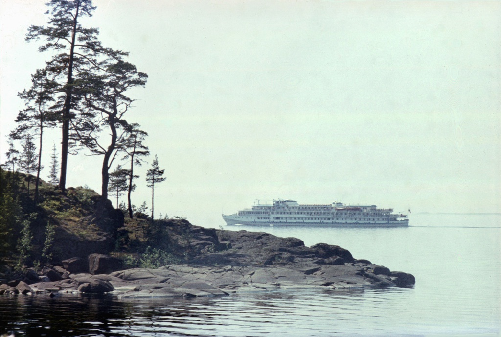 Туристический теплоход заходит в Никоновскую бухту острова Валаам, июнь 1985, Карелия, Сортавальский р-н, о-в Валаам