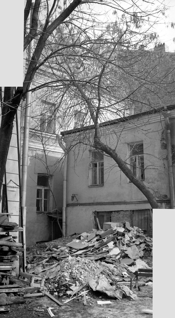 Московские дворы 80-х годов. Реконструкция, 1987 год, г. Москва. Панорама смонтирована из двух фотографий.