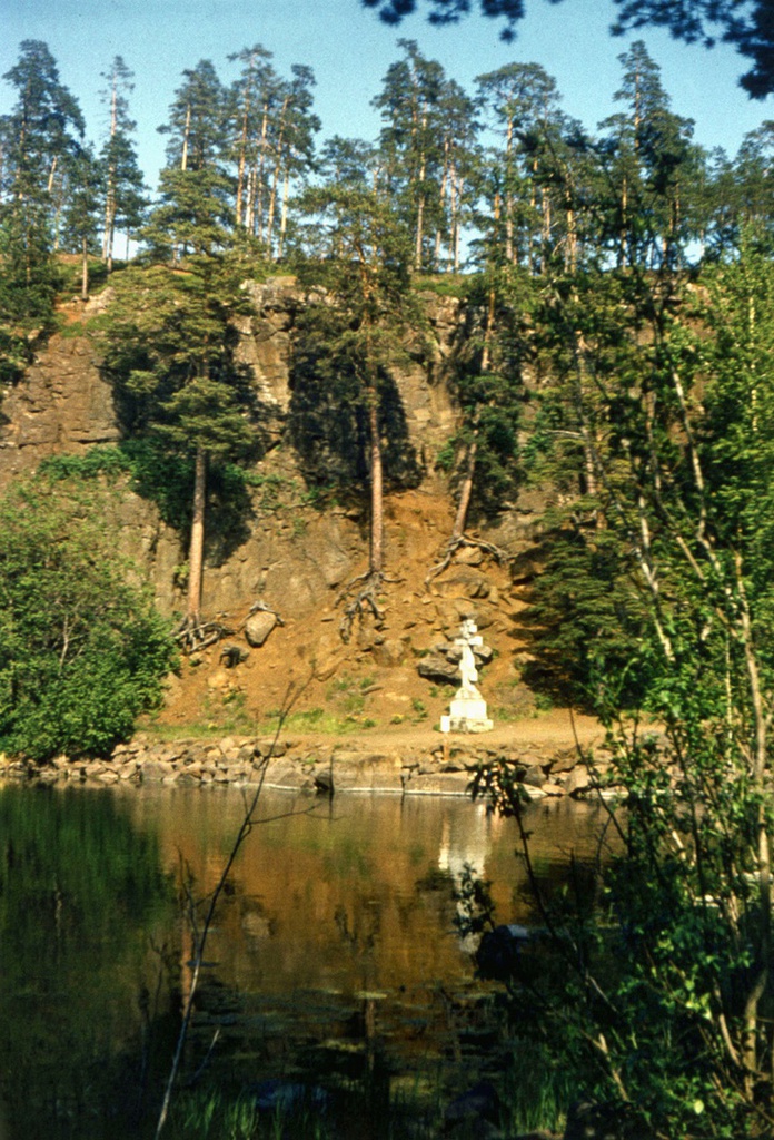 Памятный крест на берегу бухты острова Валаам, июнь 1985, Карелия, Сортавальский р-н, о-в Валаам
