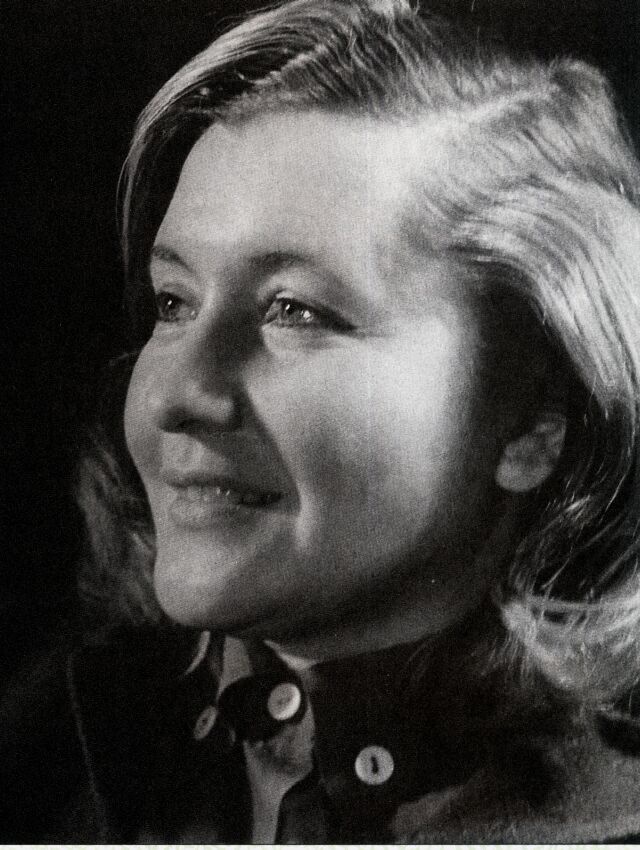 Поэт Юлия Друнина, 1942 - 1945. Фотография из архива Даниила Друнина.