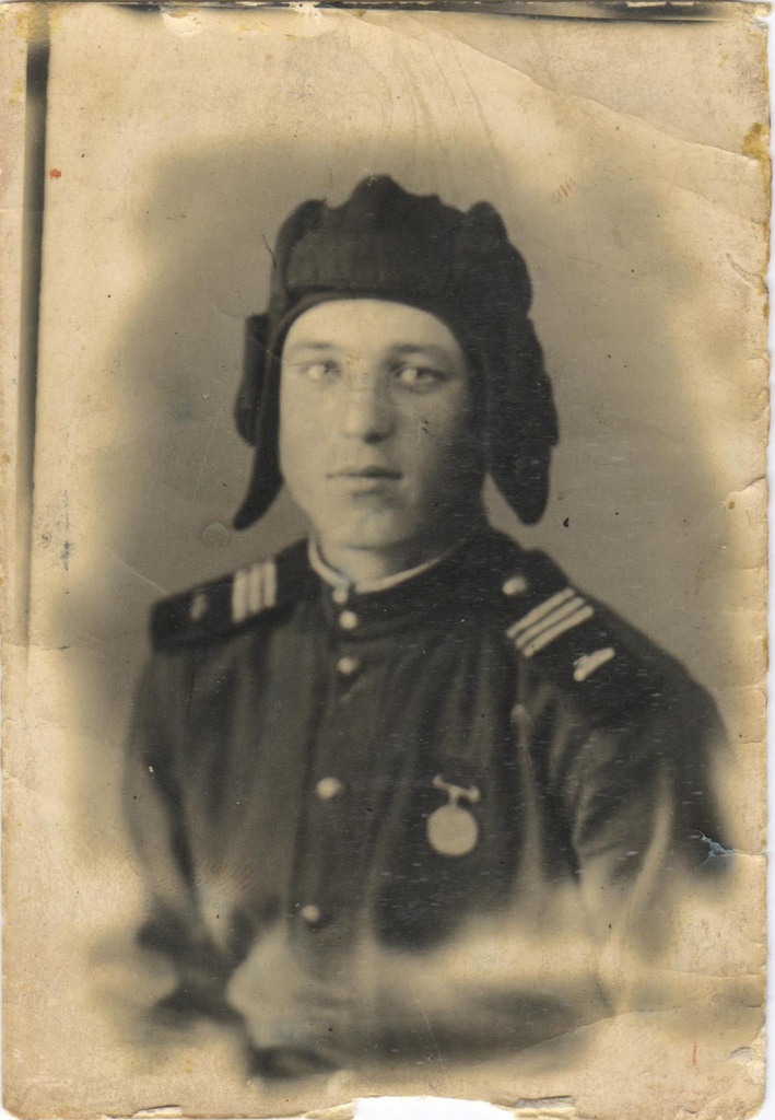 Мой дед, сержант, командир танкового экипажа, сентябрь - декабрь 1941. Фотография из архива Александра Николайчука.&nbsp;