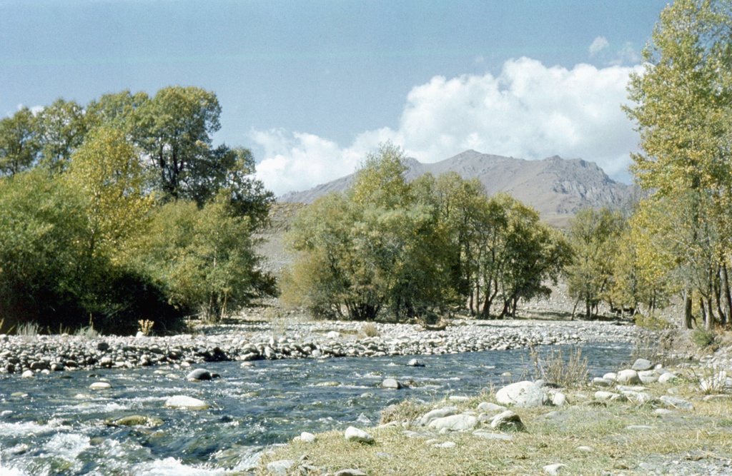 На берегу реки Чаткал, 1 июня 1978 - 30 августа 1978, Киргизская ССР, Джалал-Абадская обл.