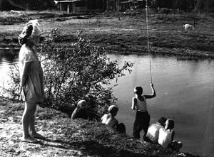 «Кажется клюет», июль 1963, Московская обл., Воскресенский р-н, с. Конобеево. Фотография из архива пользователя Для-Поэтов И-Влюбленных.