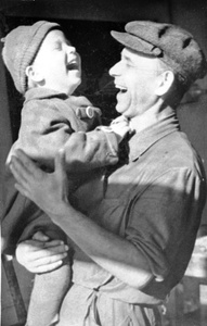 «Сосед пересмешник», 30 апреля 1964, Московская обл., Воскресенский р-н, с. Конобеево. Фотография племянницы и соседа.Фотография из архива пользователя Для-Поэтов И-Влюбленных.