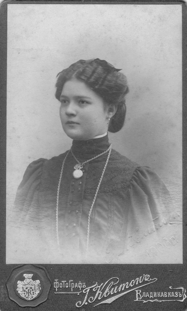 Портрет Феодосии Васильевны Прощеваевой, 1906 год, г. Владикавказ. Фотография из архива пользователя Bor Bor.