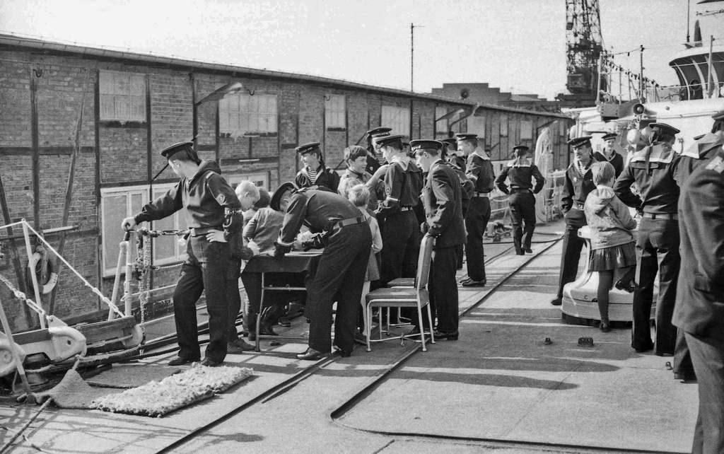 День открытых дверей на БПК «Образцовый», апрель - октябрь 1969, ГДР, г. Росток. Кружков Александр Александрович был призван в возрасте 19 лет из деревни Лужки, Старицкого района, Калининской (ныне Тверской) области в ВМФ в  Балтийск . Все три года с 1966 года по 1969 год он служил на БПК&nbsp;«Образцовый» сначала матросом, а потом старшиной первой статьи на БЧ-1.    Немецких гражданских разрешалось пускать только на верхнюю палубу. Каждого записывали дежурные матросы.
