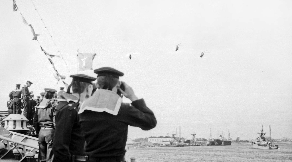 Матросы БПК «Образцовый» наблюдают за морским парадом, апрель - октябрь 1969, ГДР, г. Росток. Совместный морской парад ВМФ СССР и Народного Военно-морского флота ГДР в Варнемюнде.