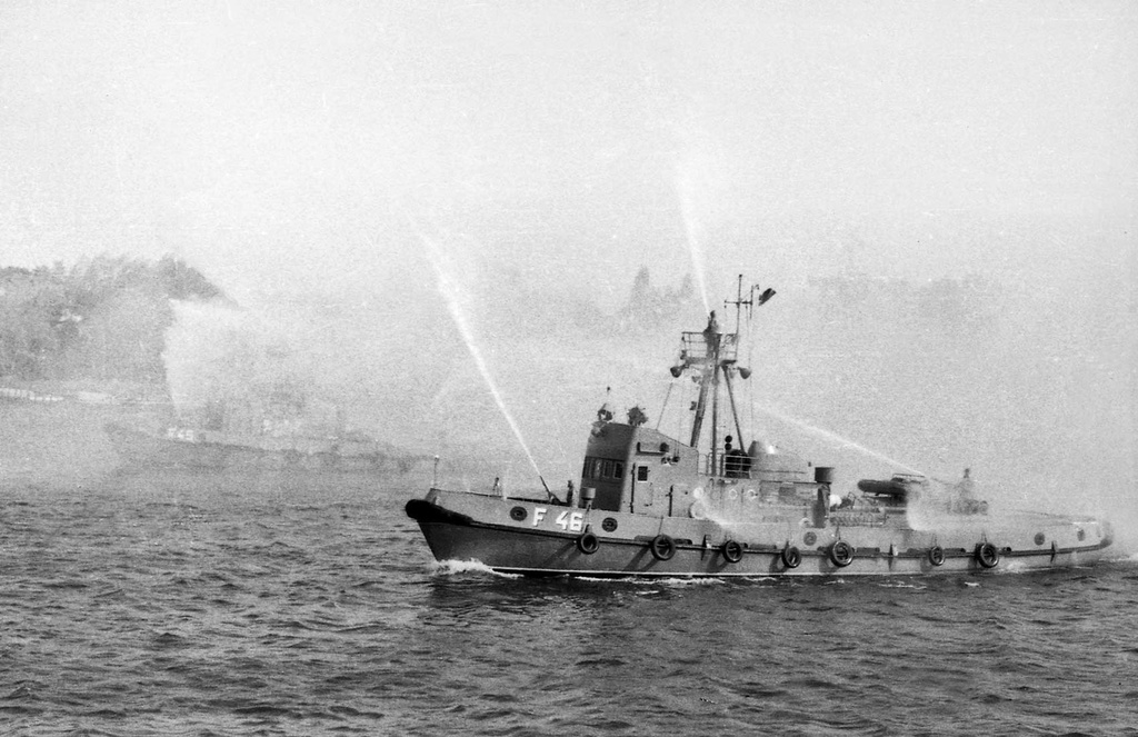 Пожарный катер F46, апрель - октябрь 1969, ГДР, г. Росток. Совместный морской парад ВМФ СССР и Народного Военно-морского флота ГДР в Варнемюнде. Пожарный катер F46 проекта 61.