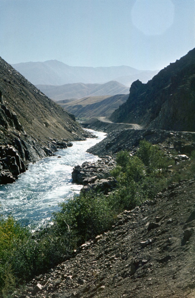 Спуск с перевала Кара-Буура в долину реки Чаткал, 1 июня 1978 - 30 августа 1978, Киргизская ССР, Джалал-Абадская обл.