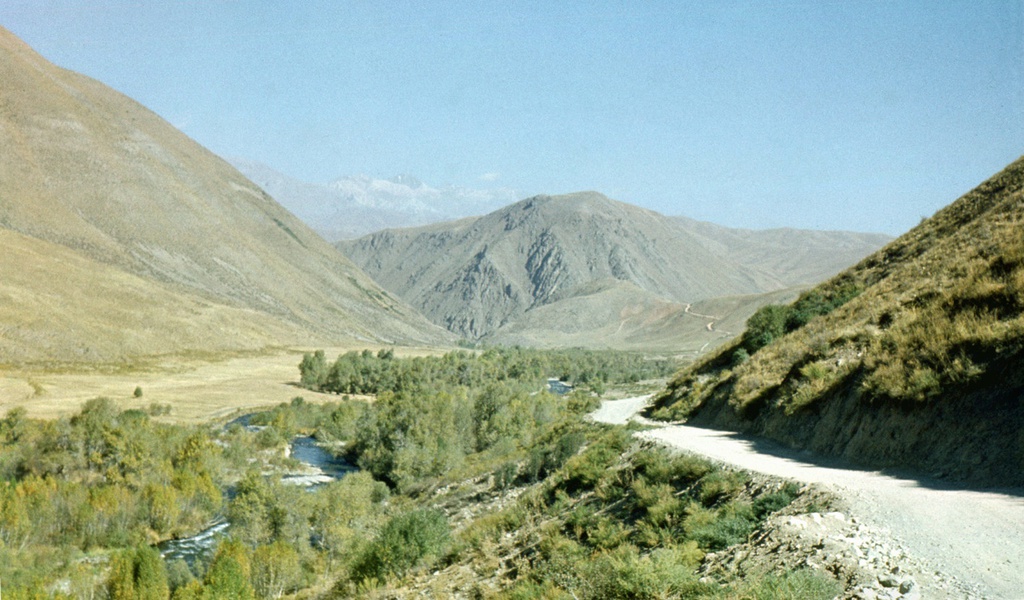 Спуск с перевала Кара-Буура в долину реки Чаткал, 1 июня 1978 - 30 августа 1978, Киргизская ССР, Джалал-Абадская обл.