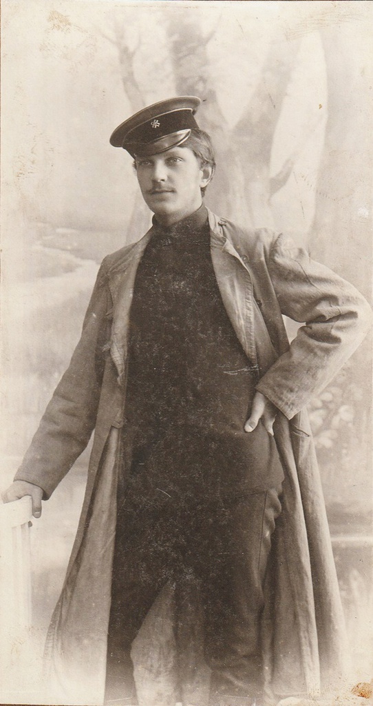 Владимир Иванович Полуденцев, 1905 - 1910. На фото изображен сын мариинского купца 2-й гильдии Ивана Яковлевича Полуденцева.