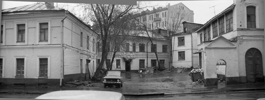 Московские дома и дворы 80-х годов, апрель - октябрь 1989, г. Москва. Панорама смонтирована из двух фотографий.