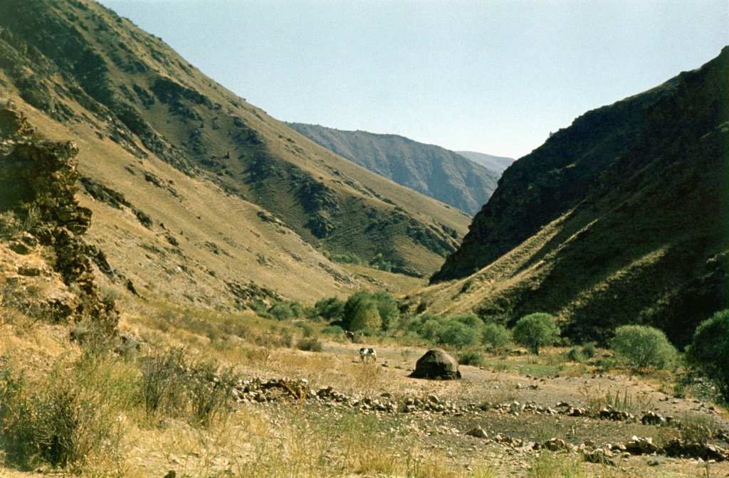 Горные склоны в долине реки Нылды, 1 июня 1978 - 30 августа 1978, Киргизская ССР, Таласская обл.. Долина реки Нылды.
