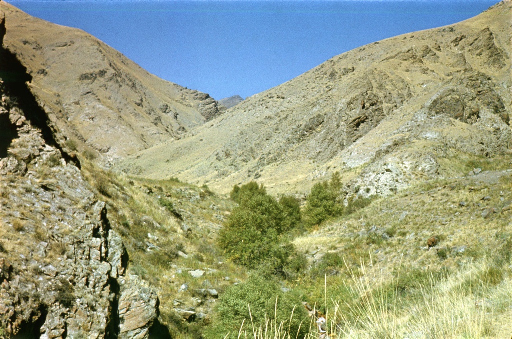 Горные склоны в долине реки Нылды, 1 июня 1978 - 30 августа 1978, Киргизская ССР, Таласская обл.. Долина реки Нылды.