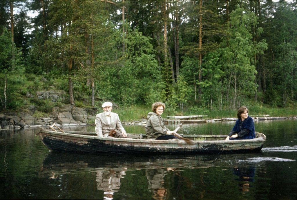 Прогулка в лодке на Валааме, 1 - 30 июля 1985, Карельская АССР, о. Валаам. В лодке художник Борис Смирнов-Русецкий.