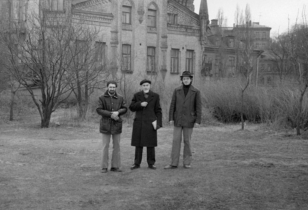 Трое людей ранней весной в Киеве, апрель 1981, Украинская ССР, г. Киев. В центре – художник Борис Смирнов-Русецкий.