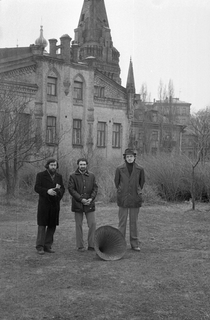 Трое людей ранней весной в Киеве, апрель 1981, Украинская ССР, г. Киев. Слева – художник Александр Шеко.