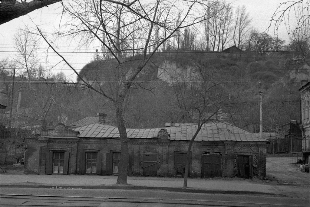 У подножия Замковой горы в Киеве, апрель 1981, Украинская ССР, г. Киев