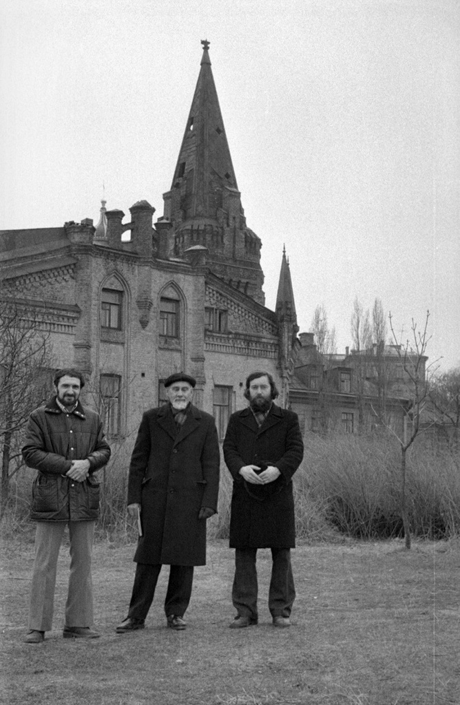 Трое людей ранней весной в Киеве, апрель 1981, Украинская ССР, г. Киев. В центре – художник Борис Смирнов-Русецкий, справа – художник Александр Шеко.