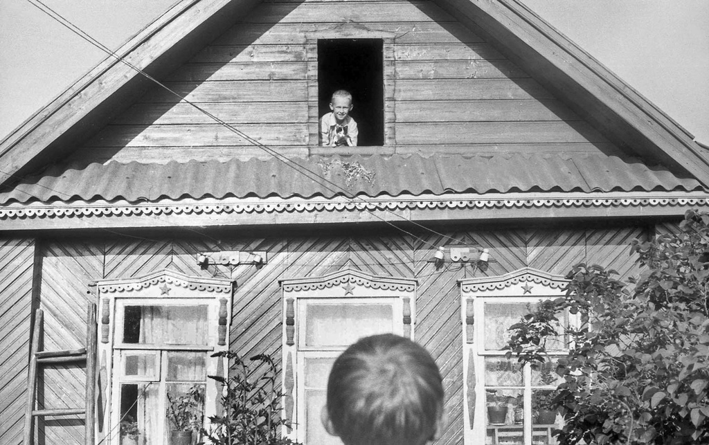 Фото с котом в чердачном окне, 1 июня 1978 - 30 июля 1979, Калининская обл., Старицкий р-н, дер. Турково. Калининская область ныне Тверская.Выставка «Окно в деревню» с этой фотографией.