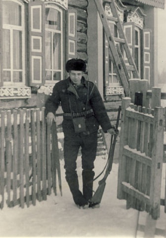 У родного дома, 1972 год, Тюменская обл., Викуловский р-н, с. Коточиги. 