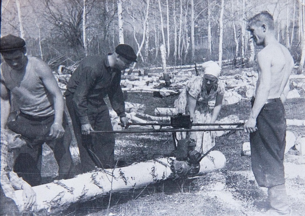 Первая самодельная бензопила, 1967 год, Тюменская обл., Викуловский р-н, дер. Анценск. Слева (в майке) Владимир Янович Пормейстер, справа Александр Янович Пормейстер 2) В конце тридцатых годов жителей эстонских хуторов насильно переселили в деревню, появилась деревня Анценск в честь городка Антсла, из которого была большая часть переселенцев, образовался колхоз «Эстлане». В первые годы переселения с хуторов эстонцам жилось трудно, не было ни своего угла, ни своего земельного надела. Трудность составляло и незнание русского языка, им владели лишь единицы мужчин. В начале пятидесятых годов появилась в Анценске начальная школа, эстонских детей нужно было учить и учить на русском языке. Один из учеников тогда уже говорил по-русски, поэтому стал своего рода переводчиком между учителем и учениками. Требования программы обучения были одинаковы и к эстонским и к русским детям, очень трудно было детям, ещё труднее учителю. Шли годы, младшие тянулись за старшими, на центральной усадьбе совхоза Коточиговский появилась средняя школа.