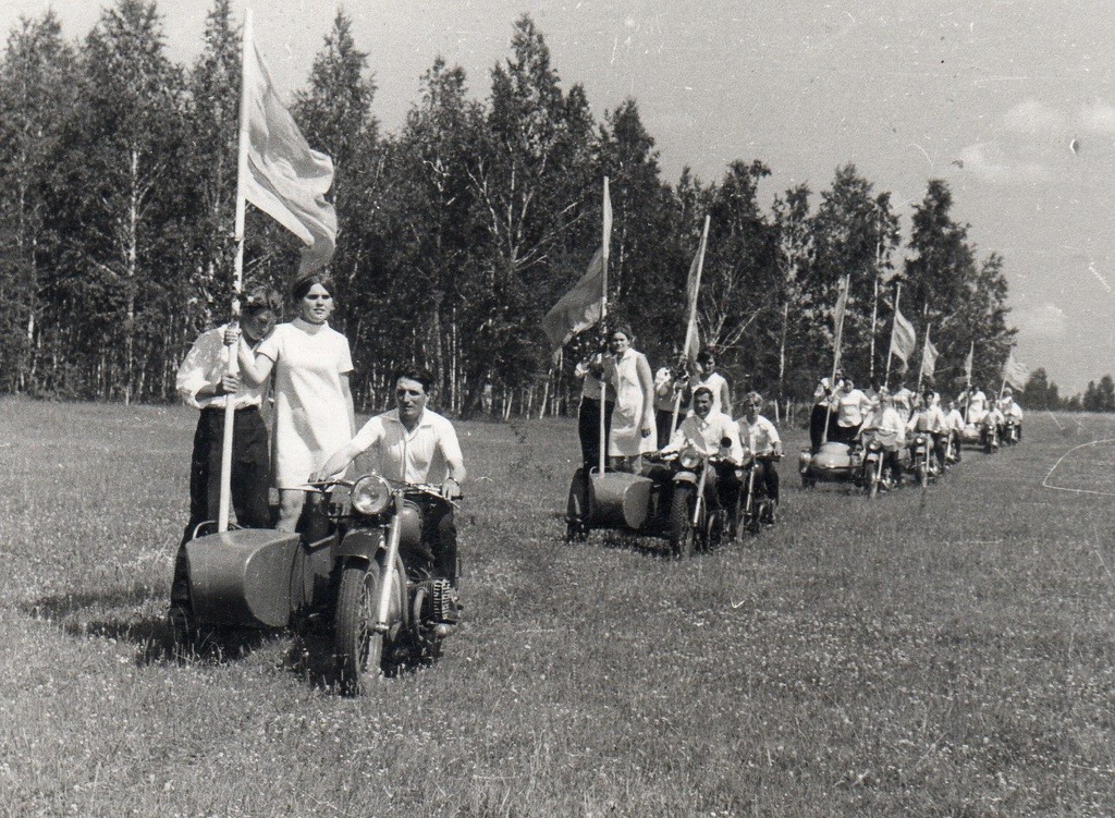 Праздничный парад мотоциклистов, июль 1972, Тюменская обл., Викуловский р-н, с. Коточиги. 