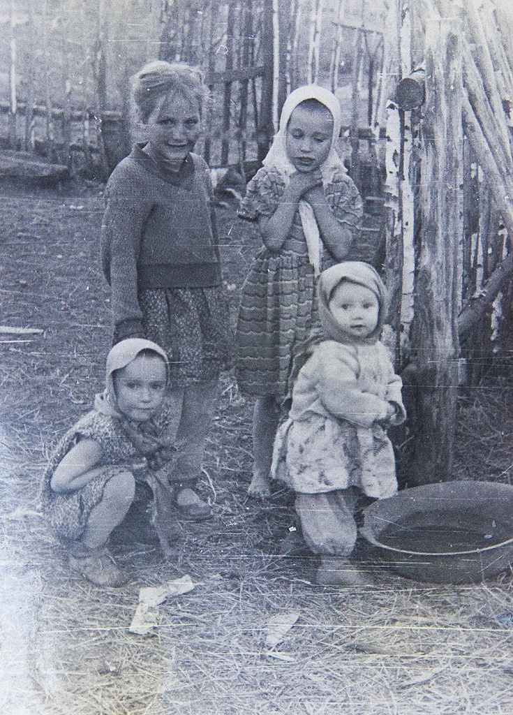 Подружки, 1962 год, Тюменская обл., Викуловский р-н, с. Коточиги. Лена и Галя Томиловы, Маша Пахолкова, Оля Вилл.