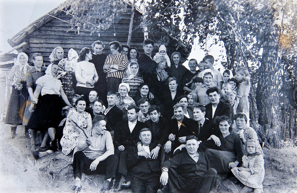Дружные жители Анценска, 1967 год, Тюменская обл., Викуловский р-н, дер. Анценск. В Викуловском районе Тюменской есть деревня Анценск. Она Особенная… В 1910 году около двухсот эстонских семей приехали сюда и основались по увалу неподалеку от сел Коточиги и Калинино. Волостные писари наряду с русскими, белорусскими стали записывать в свои амбарные книги и чудные иностранные фамилии Ааб, Букк, Вунк, Виснапу, Вакс, Кипосту, Корге, Кузик, Кробен, Пормейстер, Сильваск, Ципп, Мильберг, Тассо и другие. Обосновались сначала эстонцы как у себя дома хуторами, как правило один хутор одна семья. Были у них свои пимокатка, маслозаводик, пара ветряных мельниц, две кузницы. Держали огромные хозяйства коровы, овцы, свиньи, почти на каждом хуторе была пасека. В Сибирь принесли и свою богатую культуру. Они говорили на родном языке, крестили детей и отпевали умерших по своим обычаям, справляли свои праздники.