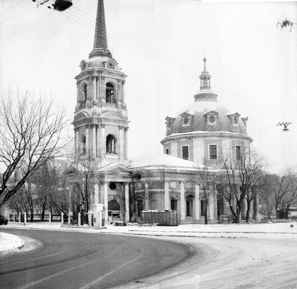 Вознесенская церковь, 1988 - 1992, г. Москва. Изображение смонтировано из двух фотографий