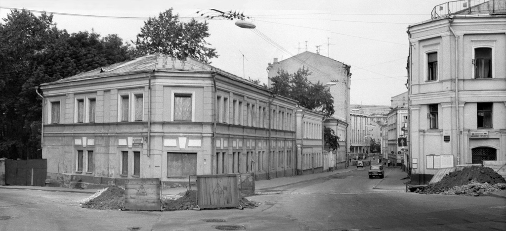 Московские дома и улицы конца 80-х начала 90-х годов, 1 июня 1988 - 30 августа 1992, г. Москва. Панорама смонтирована из двух фотографий.