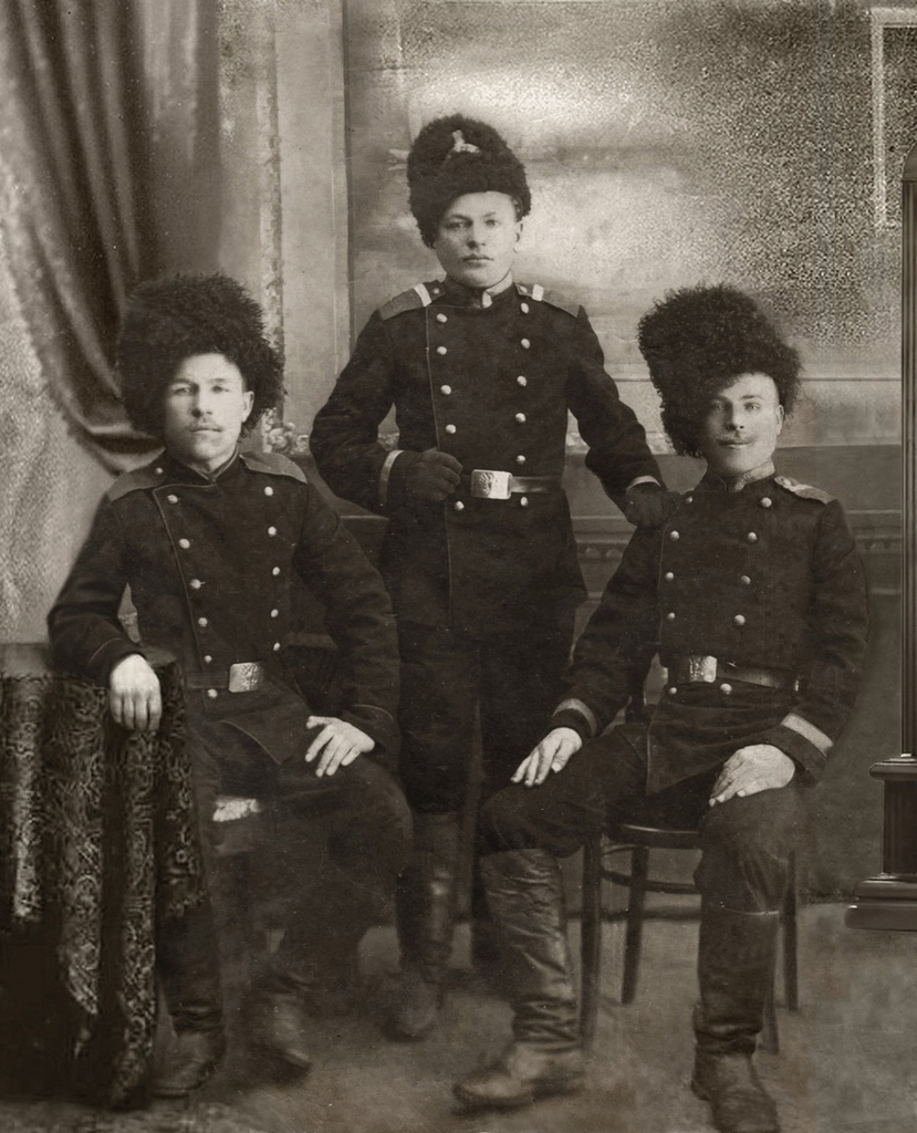 Сибирские стрелки, 1914 год, г. Санкт-Петербург. Фотография из семейного архива Бурхановых (Козиных).  На фотографии Сибирские стрелки, справа – Козин Михаил Изосимович, уроженец с. Урсаево (ныне Заинский район Республики Татарстан). Снимок сделан в С.-Петербурге в 1914 году. Козин М. И.  воевал в Первой мировой войне, был ранен, попал в плен. Вернулся домой без ноги. По возвращении, в Петрограде застал события 1917 года. Вернулся домой в с. Урсаево.  Женился на Антоновой Надежде Ивановне, работал в колхозе главным бухгалтером. В браке родились четыре дочери. Михаил Изосимович умер в 1947 году в возрасте 56 лет. Две старших дочери во время Великой Отечественной войны были военнообязанными: Анфиса 1921 г. р. работала медсестрой в военном госпитале в г. Казань, Евдокия 1923 г. р. участник войны, прошла боевой путь в составе зенитно-артиллерийского полка в должности начальника радиостанции. В 1945 году награждена медалью «За боевые заслуги».31 августа 1914 года Санкт-Петербург был переименован в Петроград.Фотографию прислал&nbsp;Рустем Мухаметзянов.