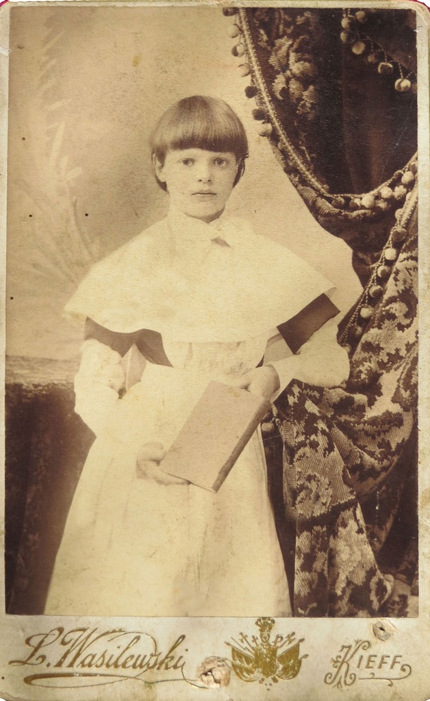 Моя бабушка Мария Николаевна Гаврилова (в девичестве Головщикова), 1898 год, г. Киев. 